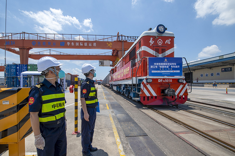 2022年6月29日，浙江金華，中老鐵路國(guó)際貨運(yùn)列車浙江號(hào)“鐵路快通”首趟專列經(jīng)海關(guān)監(jiān)管后，從浙江省鐵路金華南站鳴笛啟程，經(jīng)磨憨口岸駛向老撾萬(wàn)象。