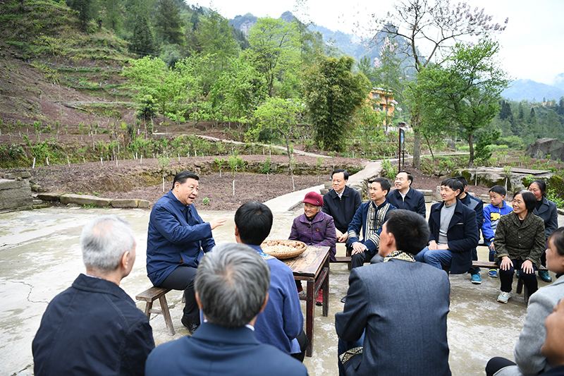 2019年4月15日，習(xí)近平總書記在重慶石柱土家族自治縣中益鄉(xiāng)華溪村同村民代表、基層干部、扶貧干部、鄉(xiāng)村醫(yī)生等圍坐在一起，共話脫貧攻堅(jiān)。