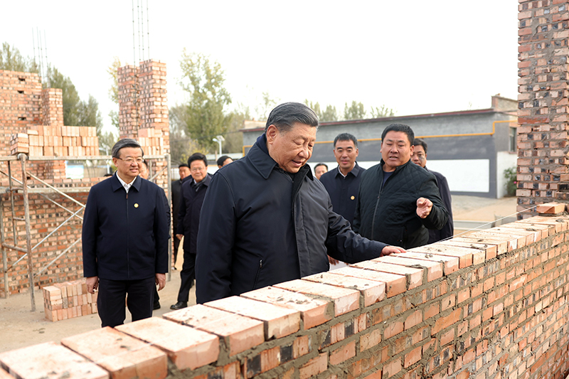 2023年11月10日，習(xí)近平總書記在河北保定涿州市刁窩鎮(zhèn)萬全莊村房屋重建施工現(xiàn)場考察。