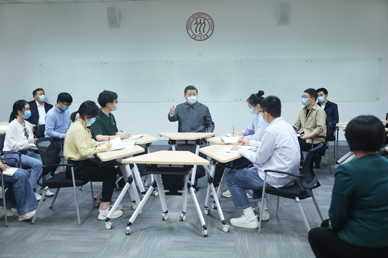 2022年4月25日，習(xí)近平總書(shū)記來(lái)到中國(guó)人民大學(xué)考察調(diào)研。這是總書(shū)記在立德樓觀摩思政課智慧教室現(xiàn)場(chǎng)教學(xué)并參與討論。