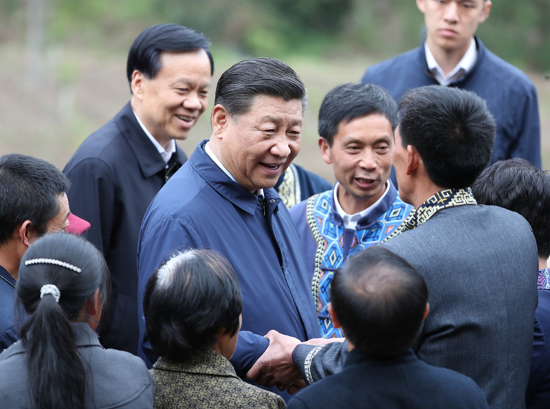2019年4月15日至17日，中共中央總書記、國家主席、中央軍委主席習(xí)近平在重慶考察，并主持召開解決“兩不愁三保障”突出問題座談會。這是4月15日下午，習(xí)近平在石柱土家族自治縣中益鄉(xiāng)華溪村同村民親切交流。新華社記者 丁海濤 攝