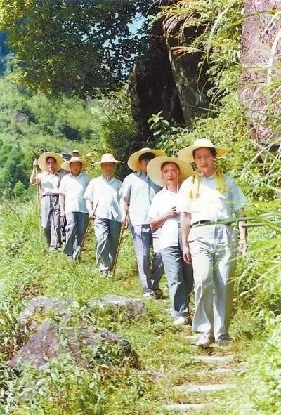 1989年7月，習(xí)近平在壽寧縣山村。