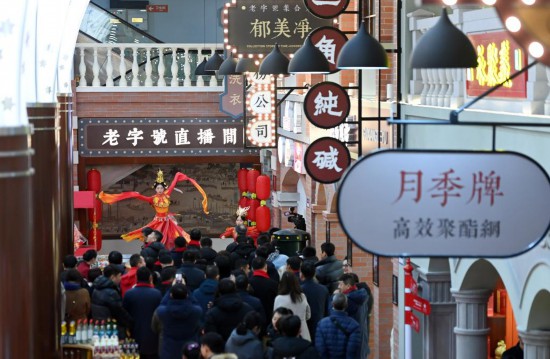 顧客在天津老字號集合店內(nèi)觀看演出。新華社記者 趙子碩 攝