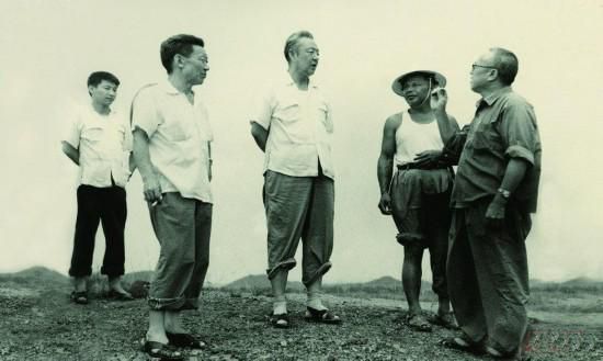 1978年8月，習(xí)仲勛（左三）在廣東惠陽農(nóng)村調(diào)研。在清華大學(xué)讀書的習(xí)近平（左一）利用暑假時(shí)間參加社會實(shí)踐，隨同父親一起下鄉(xiāng)。