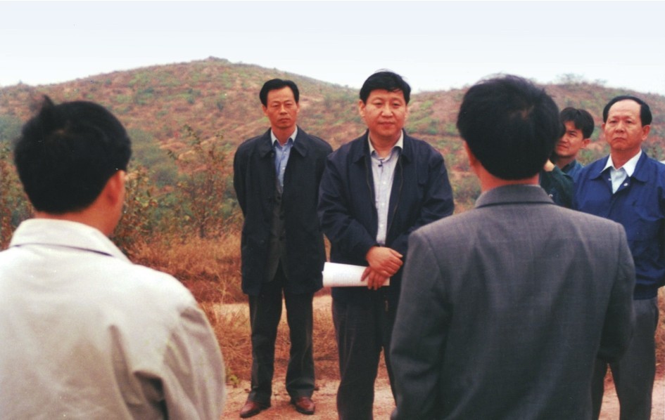 1999年11月，習(xí)近平在龍巖市長汀縣河田水土流失治理區(qū)調(diào)研。圖源：《習(xí)近平在福建（下）》