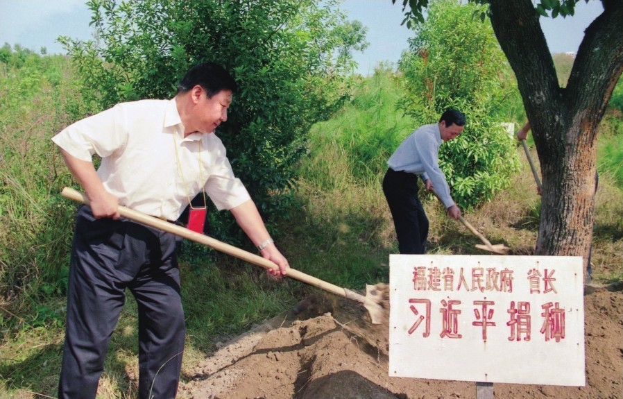 2001年10月，習(xí)近平在龍巖市長汀縣調(diào)研水土流失治理工作，在河田世紀(jì)生態(tài)園為樹培土。圖源：《習(xí)近平在福建（下）》
