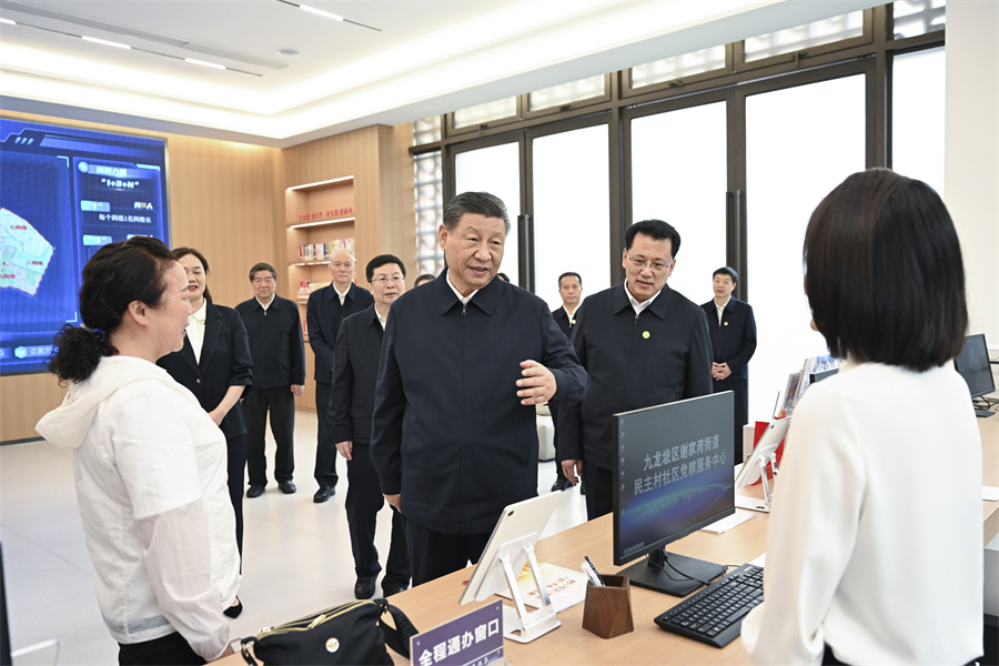 2024年4月22日至24日，中共中央總書記、國家主席、中央軍委主席習(xí)近平在重慶考察。這是22日下午，習(xí)近平在九龍坡區(qū)謝家灣街道民主村社區(qū)考察。新華社記者 謝環(huán)馳 攝