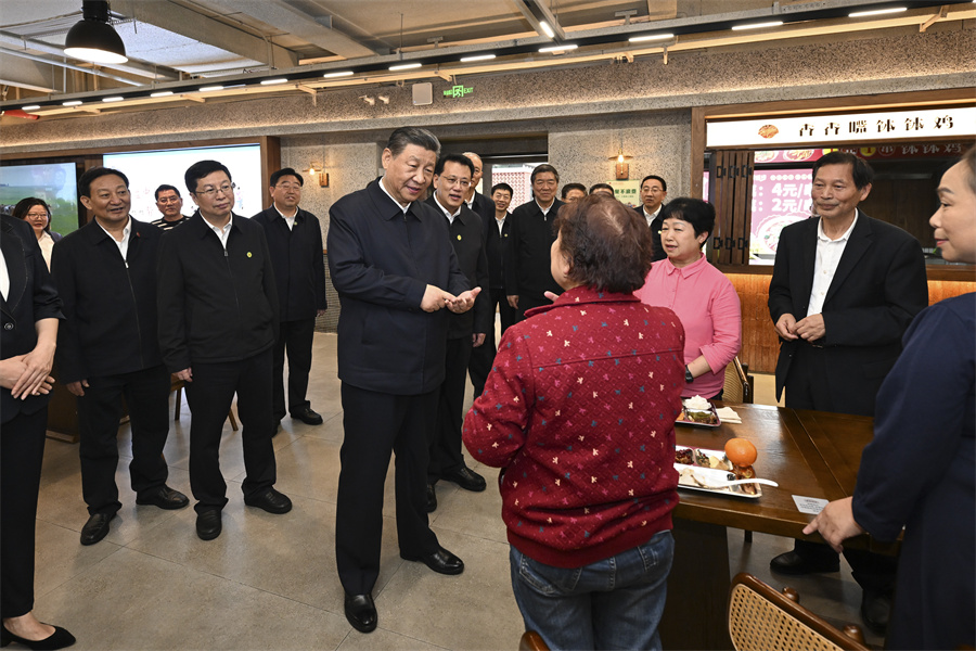2024年4月22日下午，習(xí)近平在九龍坡區(qū)謝家灣街道民主村社區(qū)考察時，同正在社區(qū)食堂就餐的群眾親切交流。新華社記者 謝環(huán)馳 攝