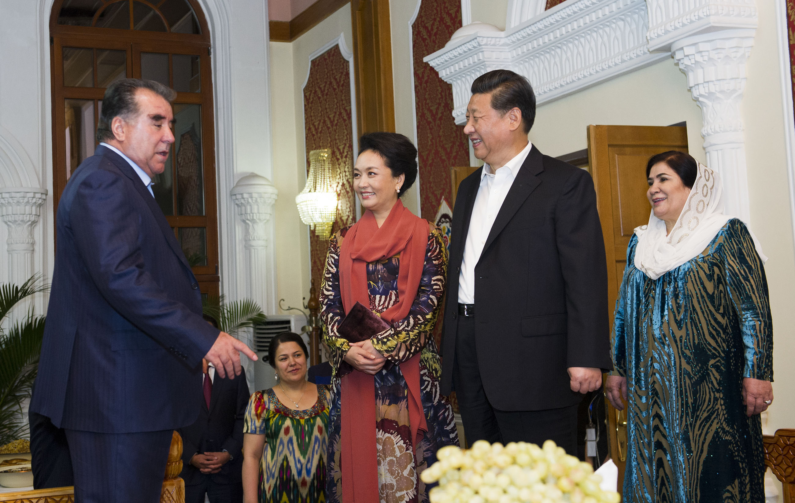 2014年9月12日，習(xí)近平主席在杜尚別出席塔吉克斯坦總統(tǒng)拉赫蒙舉行的家宴。這是習(xí)近平主席和夫人彭麗媛在拉赫蒙夫婦陪同下參觀總統(tǒng)官邸。