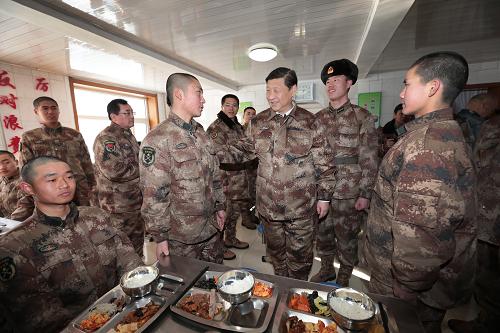 2014年1月26日中午，習(xí)近平來(lái)到連隊(duì)食堂，同戰(zhàn)士們一起用餐。新華社記者 李剛 攝