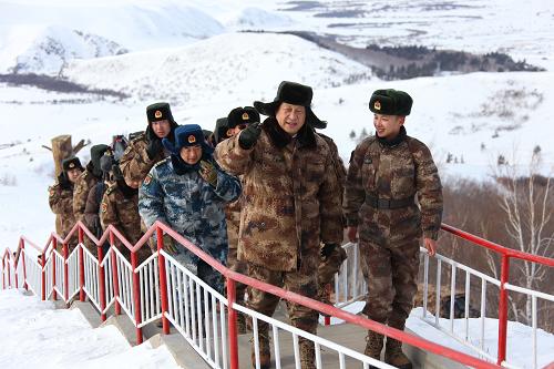  2014年1月26日上午，習(xí)近平來(lái)到內(nèi)蒙古邊防某團(tuán)三角山哨所，看望正在執(zhí)勤的戰(zhàn)士。新華社記者 李剛 攝