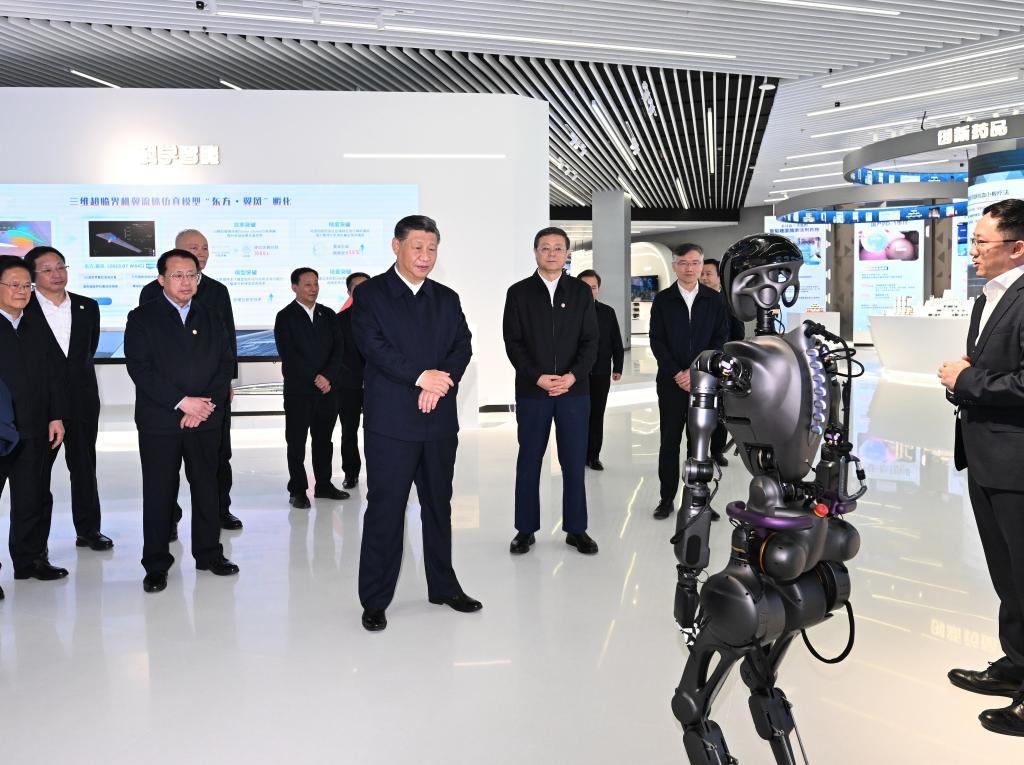 2023年11月28日下午，習(xí)近平在浦東新區(qū)張江科學(xué)城參觀上海科技創(chuàng)新成果展。新華社記者 謝環(huán)馳 攝
