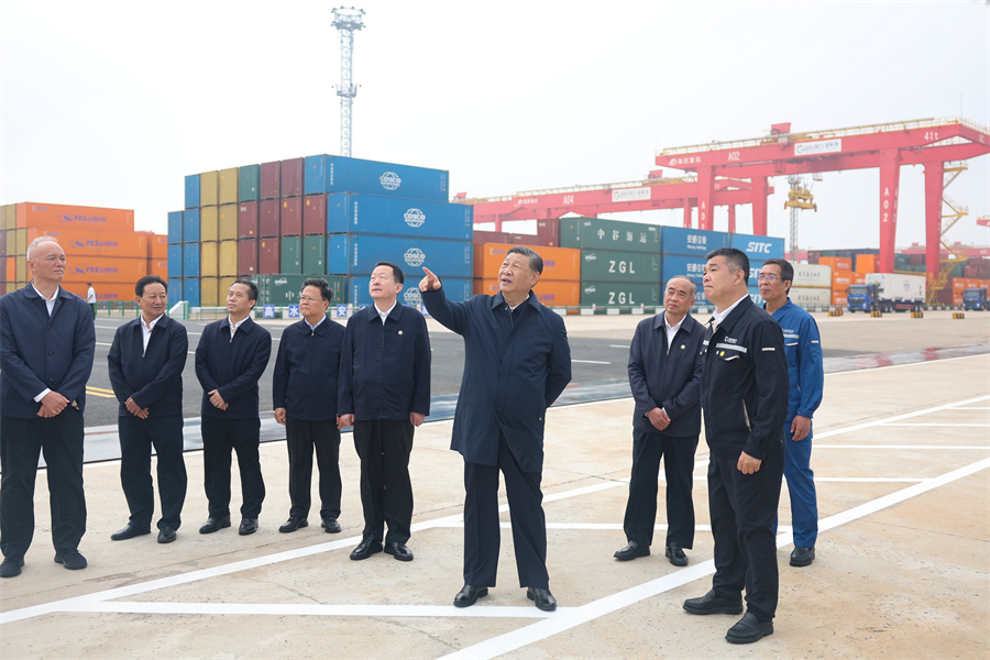 2024年5月22日至24日，中共中央總書記、國家主席、中央軍委主席習近平在山東考察。這是22日下午，習近平在日照港察看全自動化集裝箱碼頭作業(yè)場景。新華社記者 鞠鵬 攝